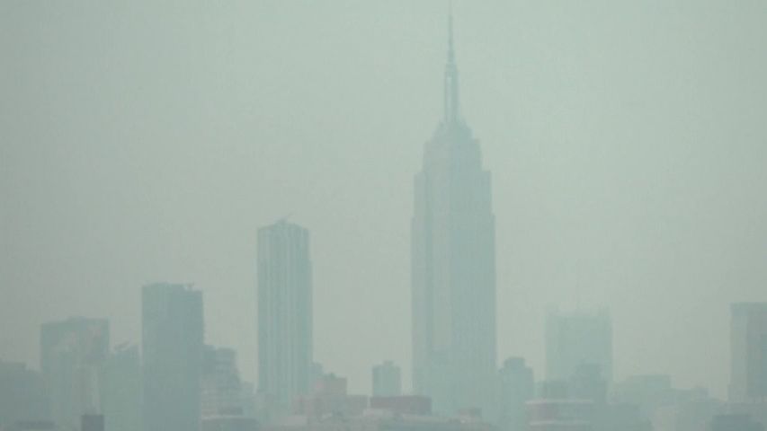 Video z New Yorku: Mrakodrapy mizí v šedém oparu z požárů